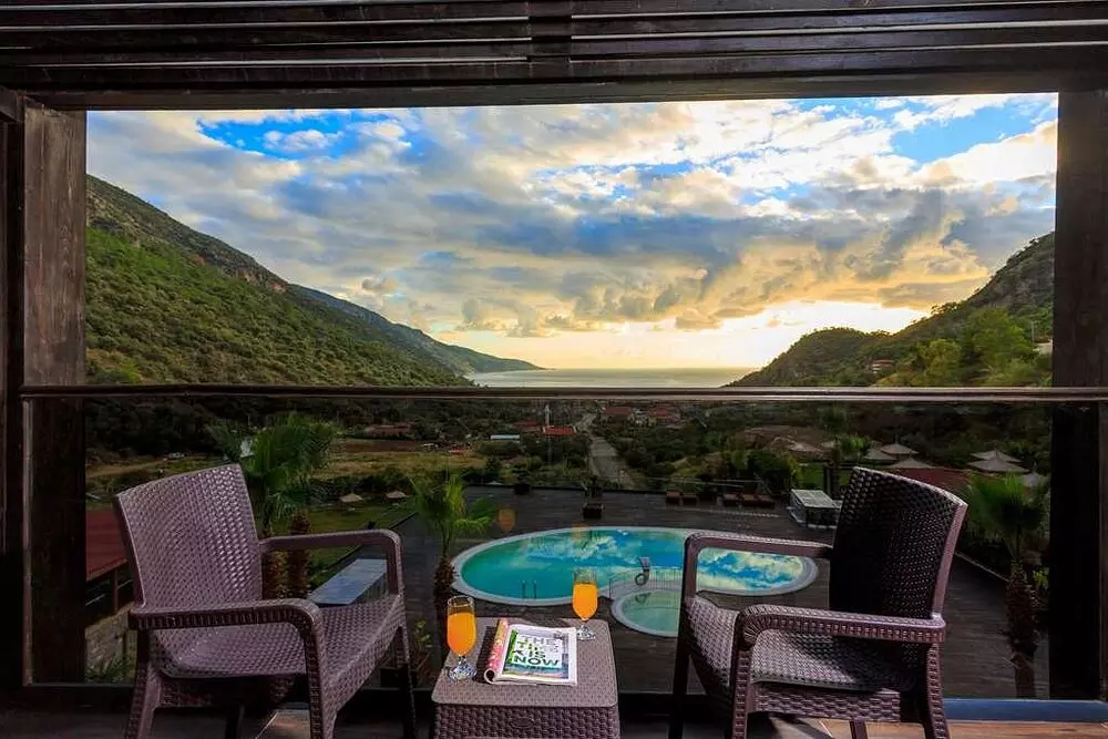 ویو تراس هتل ماناس پارک دلوکس